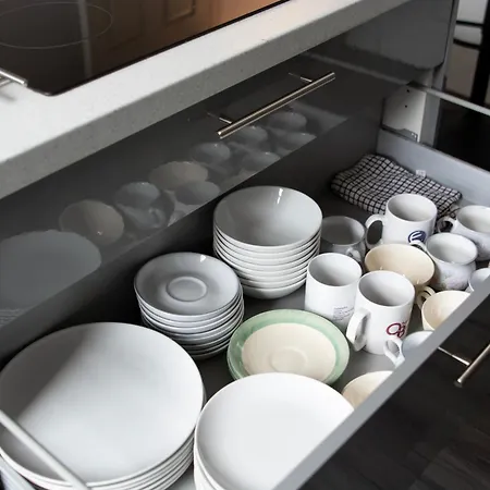 Modern 4 Bed En-suite House In - Free Parking * Leeds (West Yorkshire)