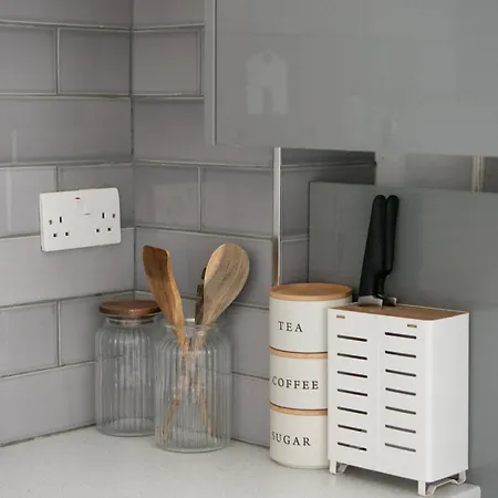 Modern 4 Bed En-suite House In - Free Parking