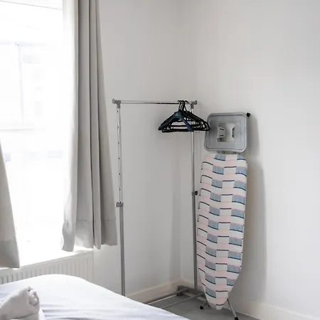 Modern 4 Bed En-suite House In - Free Parking Διαμέρισμα *