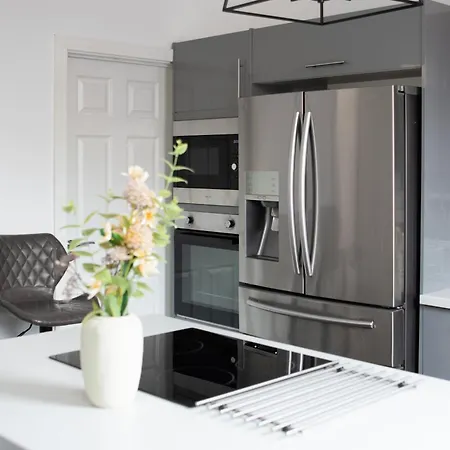 Modern 4 Bed En-suite House In - Free Parking *