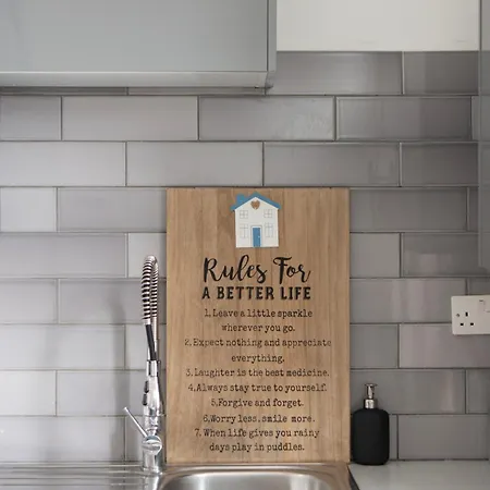 Modern 4 Bed En-suite House In - Free Parking Apartment *