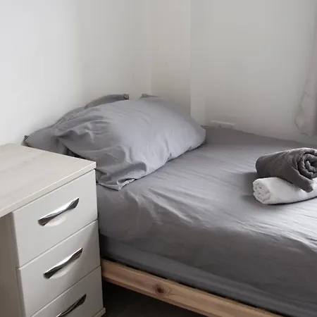 Modern 4 Bed En-suite House In - Free Parking *