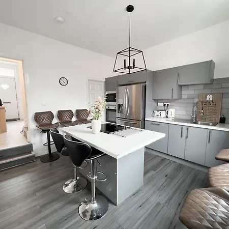Modern 4 Bed En-suite House In Leeds - Free Parking Leeds (West Yorkshire)