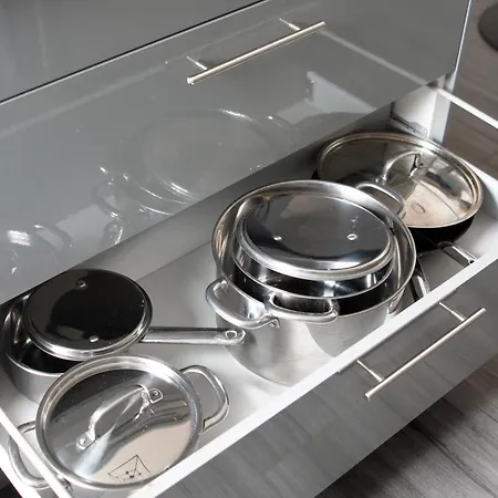 Modern 4 Bed En-suite House In - Free Parking *