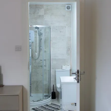 Modern 4 Bed En-suite House In - Free Parking Λιντς