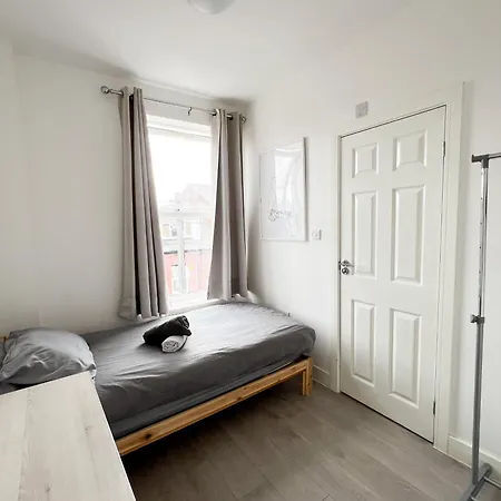 Modern 4 Bed En-suite House In Leeds - Free Parking Apartment