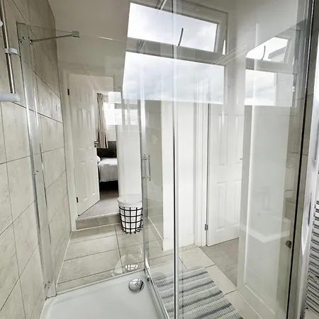 Modern 4 Bed En-suite House In - Free Parking Λιντς
