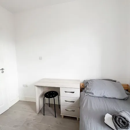Modern 4 Bed En-suite House In Leeds - Free Parking Apartment Leeds (West Yorkshire)