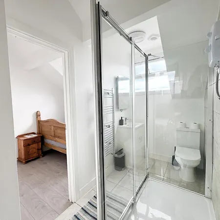 Apartment Modern 4 Bed En-suite House In Leeds - Free Parking Leeds (West Yorkshire)