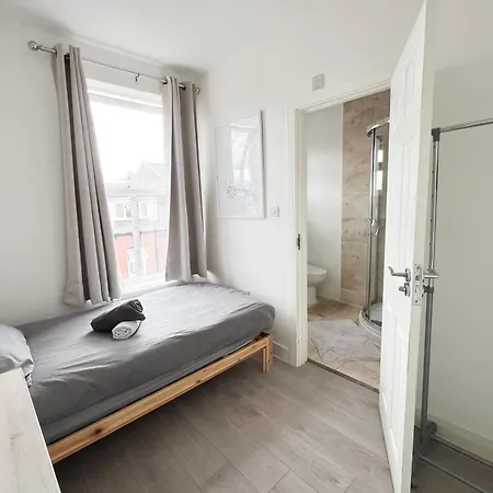 Modern 4 Bed En-suite House In - Free Parking * Λιντς