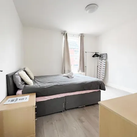 Modern 4 Bed En-suite House In Leeds - Free Parking