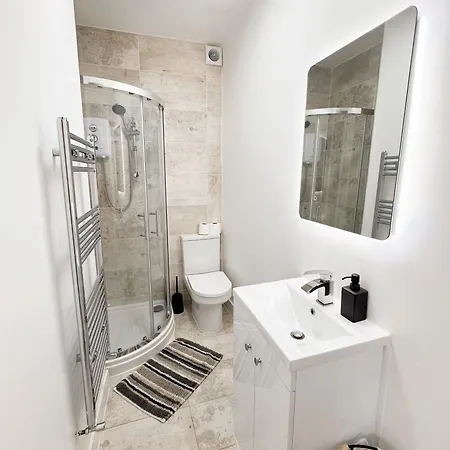 Modern 4 Bed En-suite House In - Free Parking Appartement