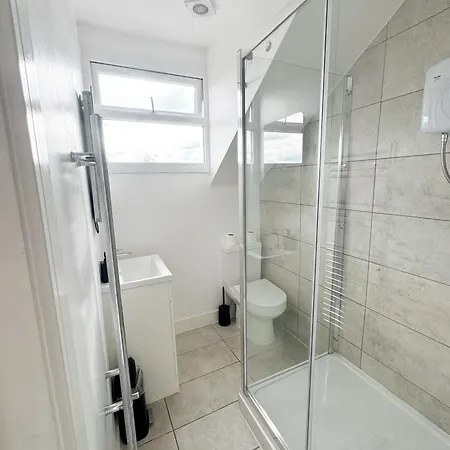 Apartment Modern 4 Bed En-suite House In Leeds - Free Parking *
