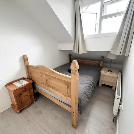 Modern 4 Bed En-suite House In - Free Parking *