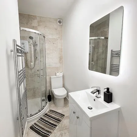 Modern 4 Bed En-suite House In - Free Parking * Λιντς