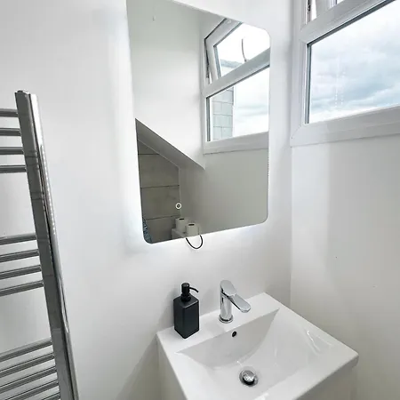 Modern 4 Bed En-suite House In - Free Parking Διαμέρισμα *