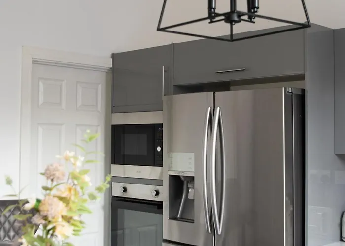 Modern 4 Bed En-suite House In - Free Parking * Лидс