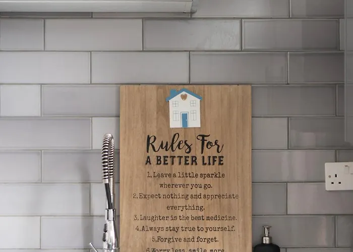 Modern 4 Bed En-suite House In - Free Parking 公寓 *