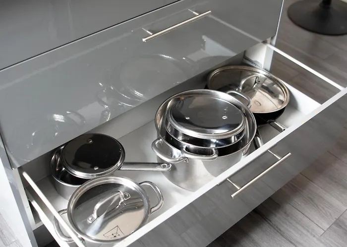 Modern 4 Bed En-suite House In - Free Parking *