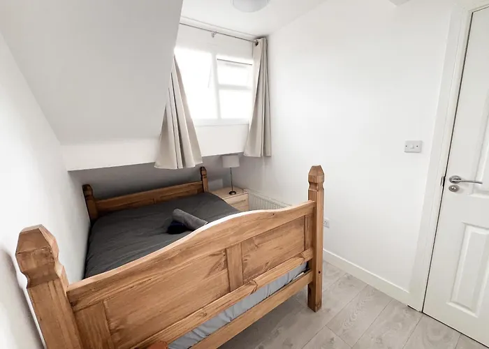 Modern 4 Bed En-suite House In - Free Parking 公寓 *