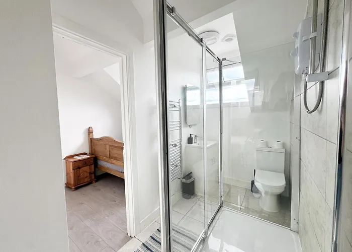 Апартаменты Modern 4 Bed En-suite House In - Free Parking Лидс