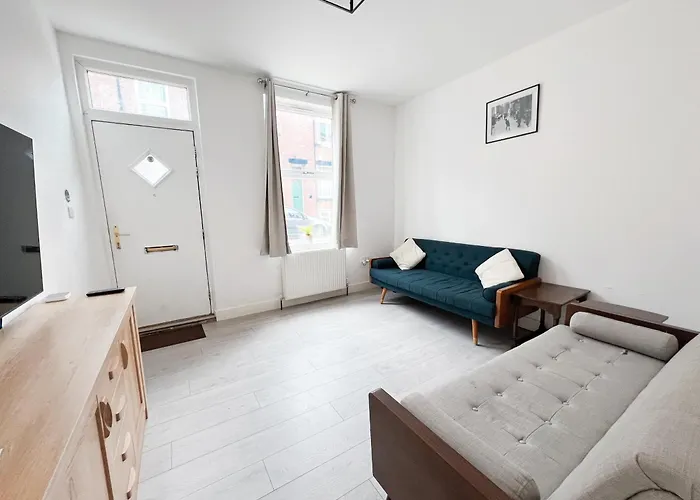 Modern 4 Bed En-suite House In - Free Parking *