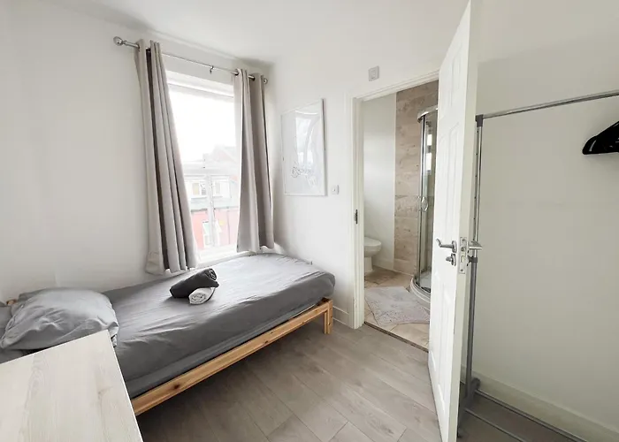 Modern 4 Bed En-suite House In - Free Parking * Лидс