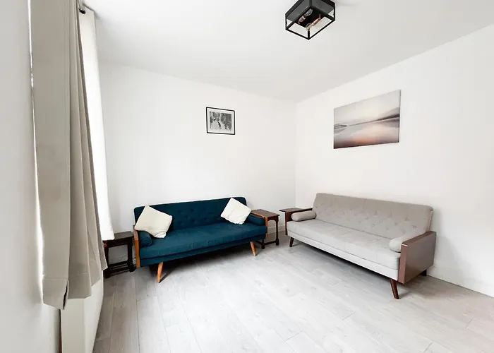 Modern 4 Bed En-suite House In - Free Parking 公寓 *