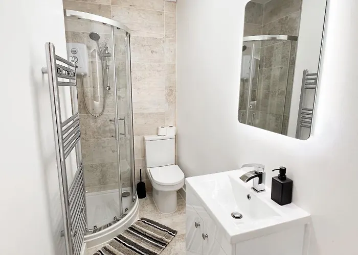 Modern 4 Bed En-suite House In - Free Parking Апартаменты