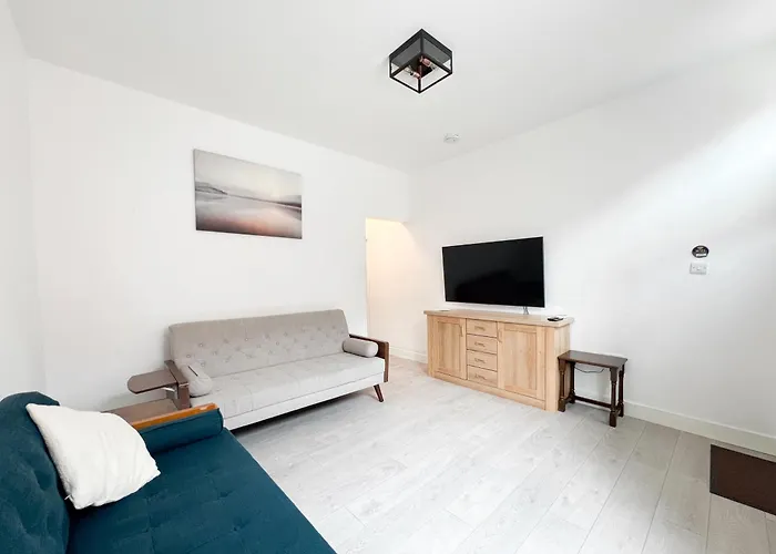 Апартаменты Modern 4 Bed En-suite House In - Free Parking