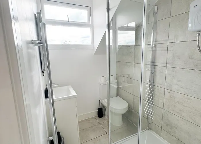 Апартаменты Modern 4 Bed En-suite House In - Free Parking *