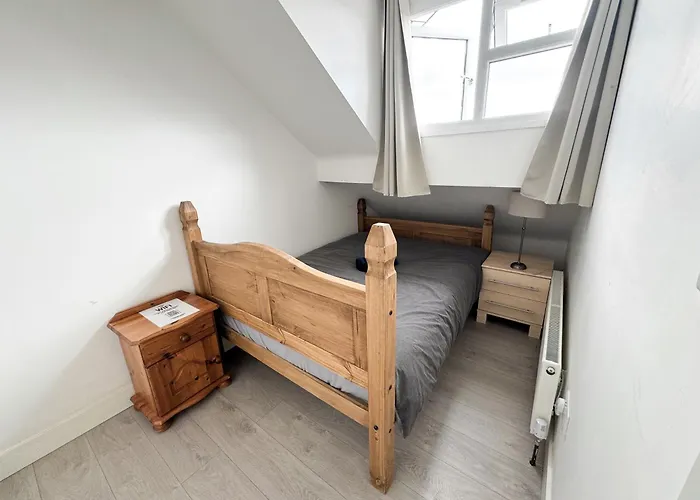 Modern 4 Bed En-suite House In - Free Parking *