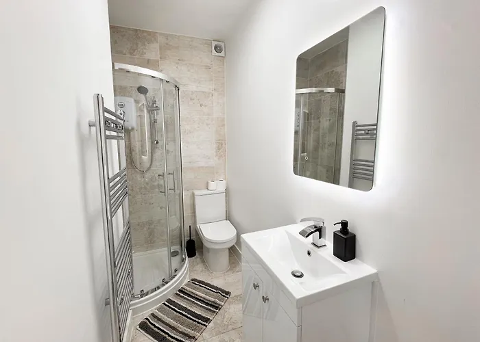 Modern 4 Bed En-suite House In - Free Parking * 利兹