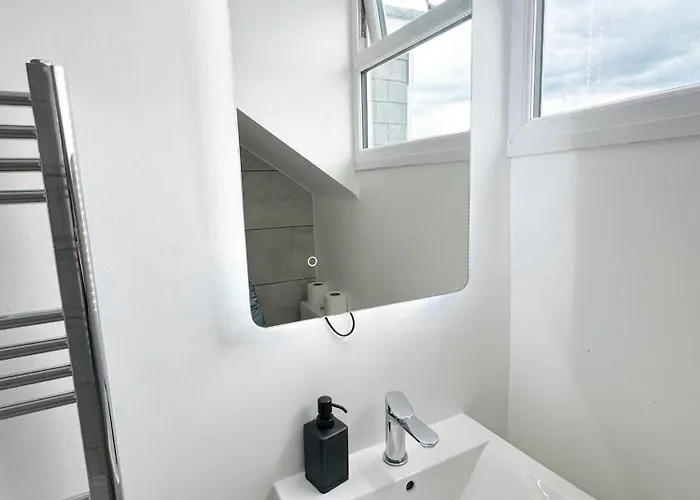 Modern 4 Bed En-suite House In - Free Parking Апартаменты *