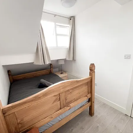 Modern 4 Bed En-suite House In - Free Parking Apartament *