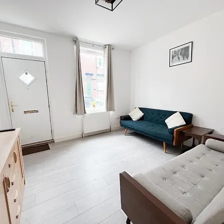 Modern 4 Bed En-suite House In - Free Parking *