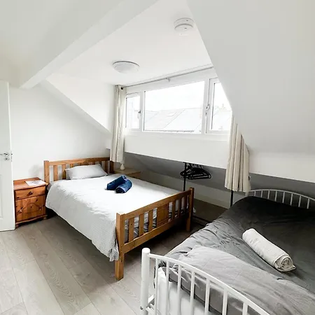 Modern 4 Bed En-suite House In - Free Parking Apartament *