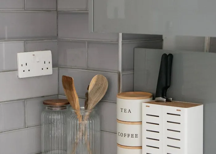 Modern 4 Bed En-suite House In - Free Parking