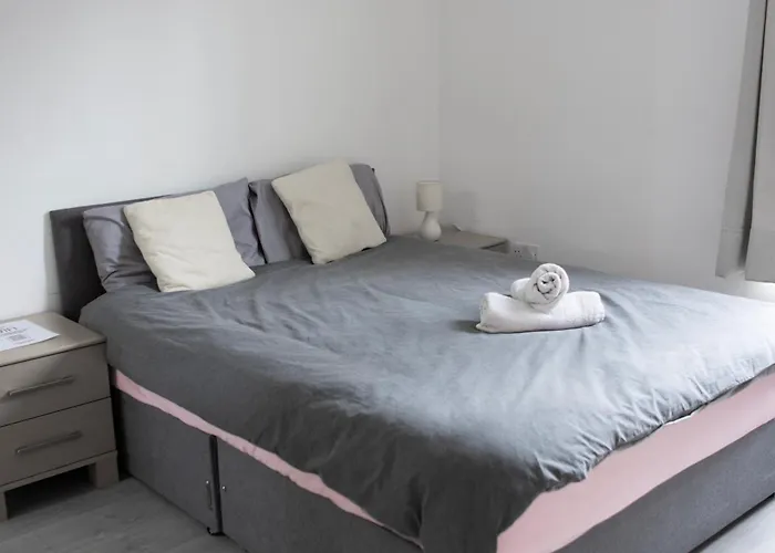 شقة Modern 4 Bed En-suite House In - Free Parking