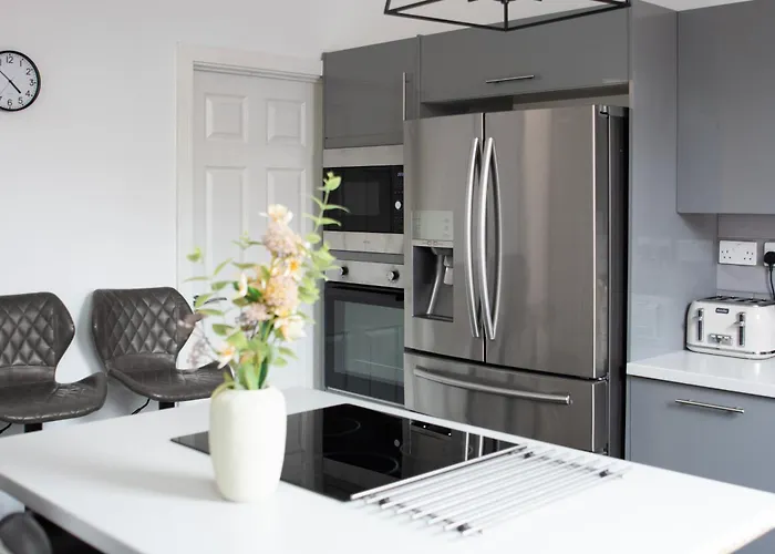 Modern 4 Bed En-suite House In - Free Parking *