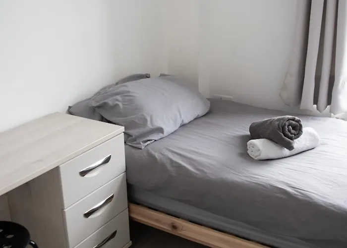 Modern 4 Bed En-suite House In - Free Parking *