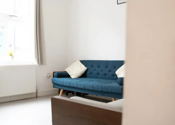 Modern 4 Bed En-suite House In - Free Parking شقة *