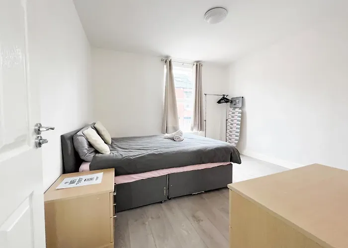 Modern 4 Bed En-suite House In - Free Parking