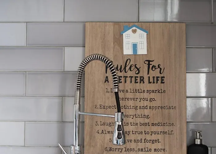 Modern 4 Bed En-suite House In - Free Parking * ليدز