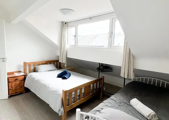 Modern 4 Bed En-suite House In - Free Parking شقة *